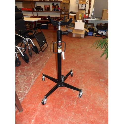 154 - A Dirty Pro Tools hydraulic pressure transmission jack (0.5 ton capacity)