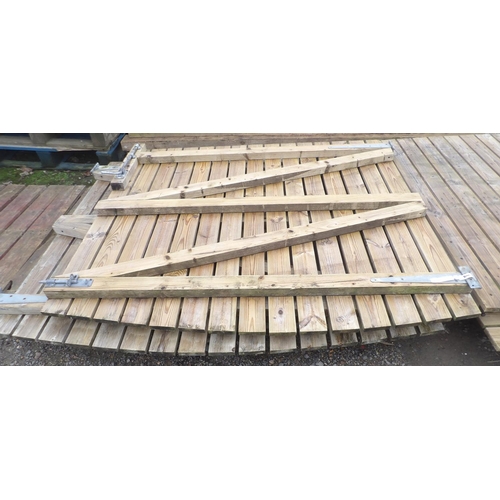 58 - A pair of timber entrance gates 3.2m span