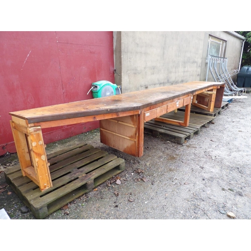 36 - A large work bench