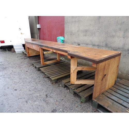 36 - A large work bench