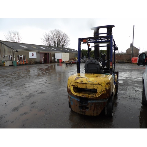 16 - A Komatsu 30 diesel counterbalance forklift truck, odometer reading 10472 hours