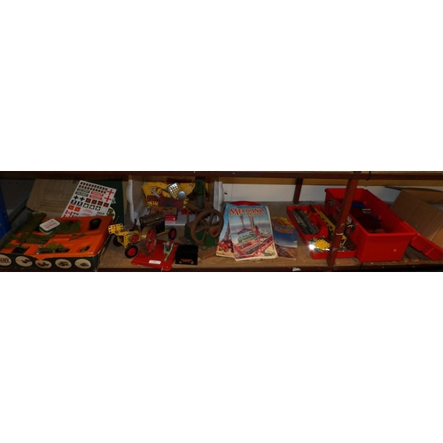 367 - A large and varied accumulation of vintage and contemporary Meccano together with several Mamod piec... 