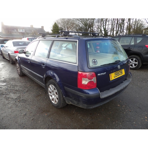 18 - A 2002 Volkswagen Passat SE 1.9 TDi estate J98091 (diesel/automatic), odometer reading 100,138 miles