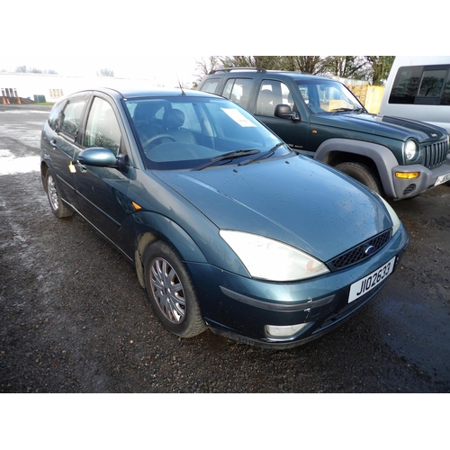 14 - A 2002 Ford Focus Ghia 2.0 five door hatchback J02633 (petrol/manual), odometer reading 67,718 miles