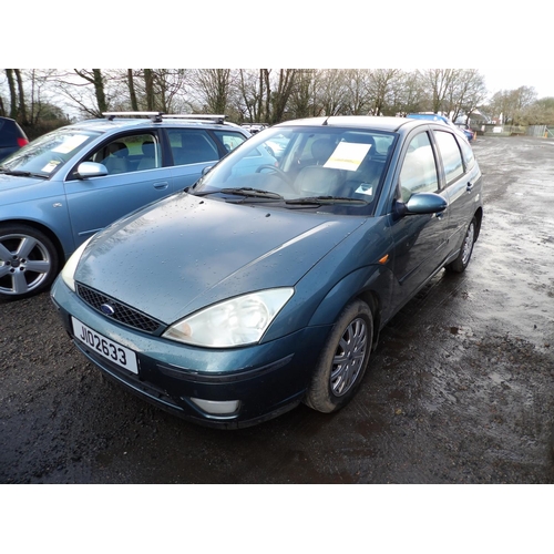 14 - A 2002 Ford Focus Ghia 2.0 five door hatchback J02633 (petrol/manual), odometer reading 67,718 miles