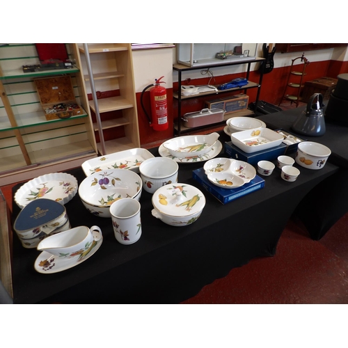 252 - A range of Royal Worcester Evesham table ware