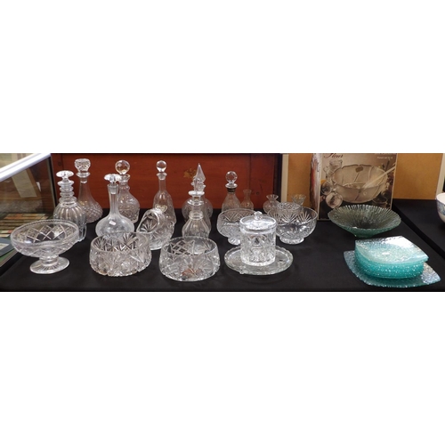 285 - A varied accumulation of crystal and other glass ware