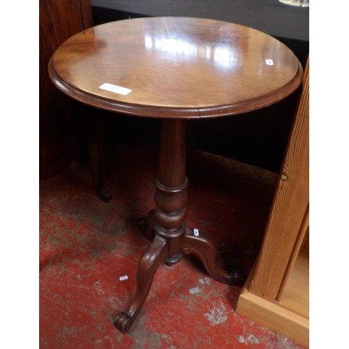 273 - A Victorian mahogany Jersey lamp table of circular form