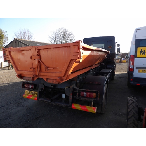 24 - A 2004 DAF LF45 4.0 TDi hook loader J133469 (diesel/manual), odometer reading 148,211 miles