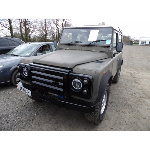 15 - A 2001 Land Rover Defender 90 TD5 J42005 (diesel/manual), odometer reading 85,427 miles - large quan... 