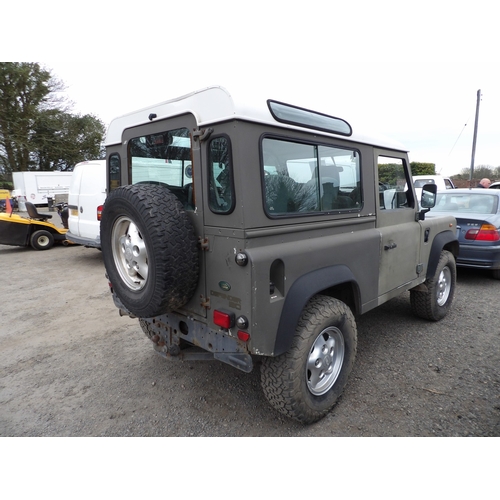 15 - A 2001 Land Rover Defender 90 TD5 J42005 (diesel/manual), odometer reading 85,427 miles - large quan... 