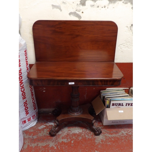 422 - A William IV mahogany Jersey single pedestal tea table with fold over top