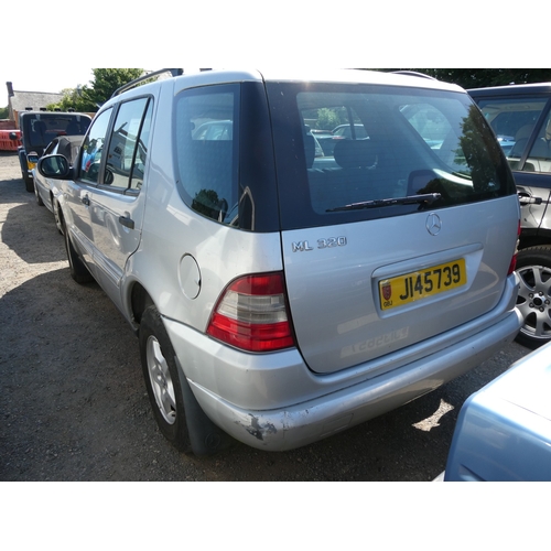 21 - A 1998 Mercedes-Benz ML320 3.2 SUV J145739 (petrol/automatic), odometer reading 96,280 miles