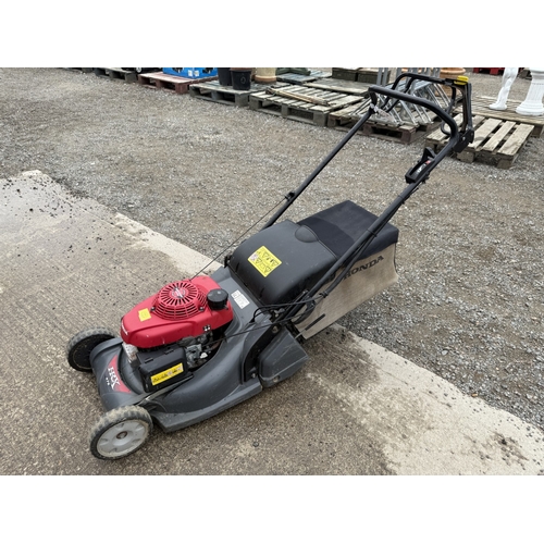 89 - A Honda HRX476 self propelled motor mower