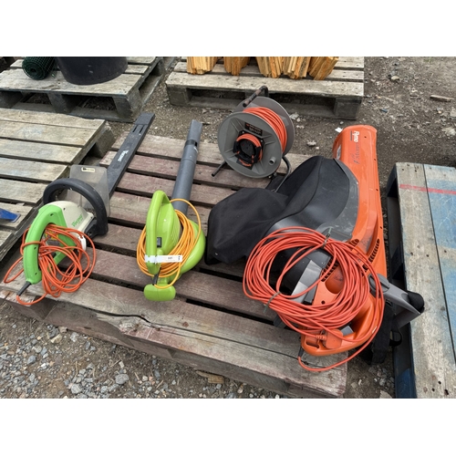 105 - A Viking HE600 electric hedge cutter, a Performance Power blower vac, a Flymo garden vac and a cable... 