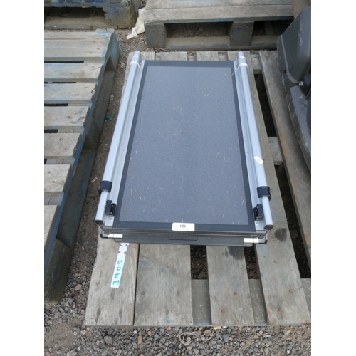 121 - A Pet Safe loading ramp