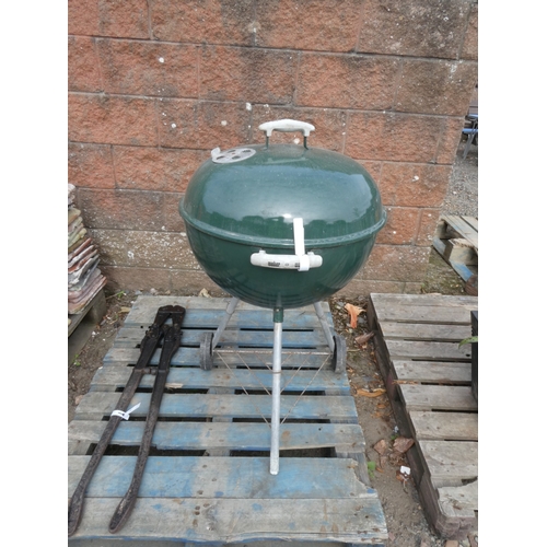 85 - A Weber kettle barbeque