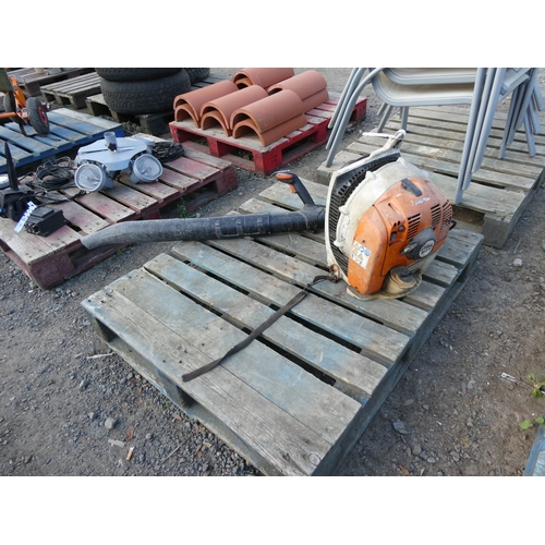 100 - A Stihl BR430 knapsack leaf blower