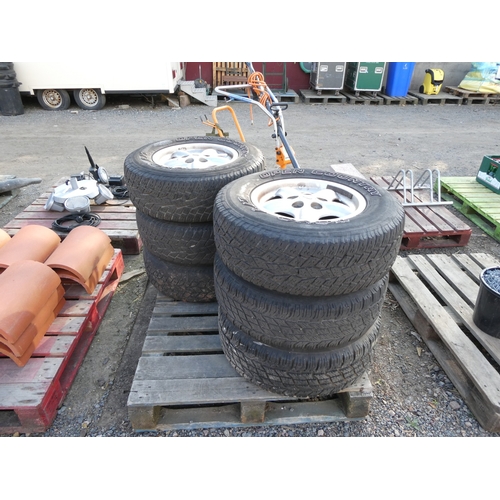 115 - Six Land Rover alloy wheels fitted P245/70R16 tyres