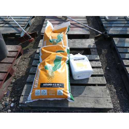 119 - Two 25kg bags of Scotts Green Master Autumn 6+5+10 fertiliser together with 10L of Maxicrop No. 2 Mo... 