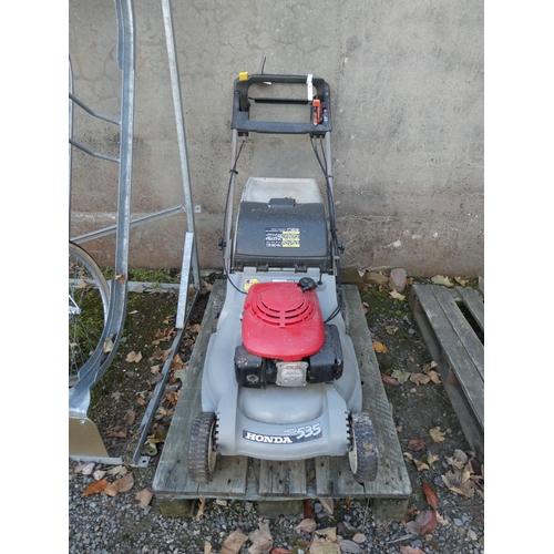 85 - A Honda HRB535 self propelled motor mower