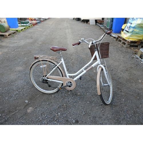 86 - A Viking Belgravia traditional bicycle 18