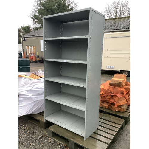 86 - A metallic shelf unit