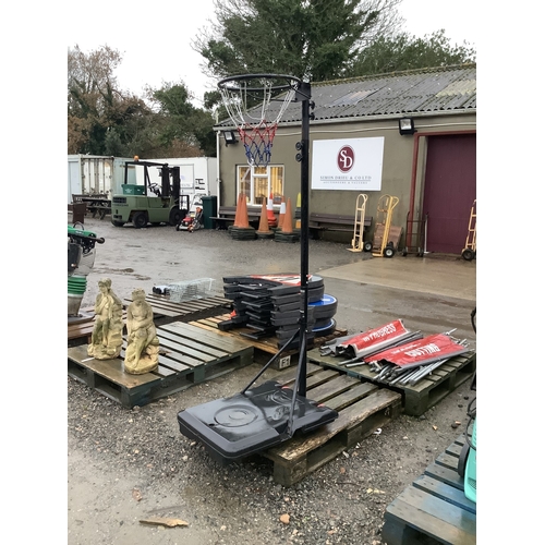 89 - A netball/basket ball hoop on ballastable stand