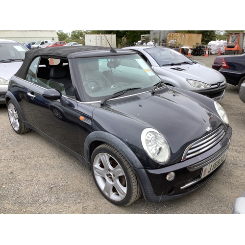 18 - A 2004 Mini Cooper 1.6 convertible J15932 (petrol/manual), odometer reading 30,084 miles - Trade car
