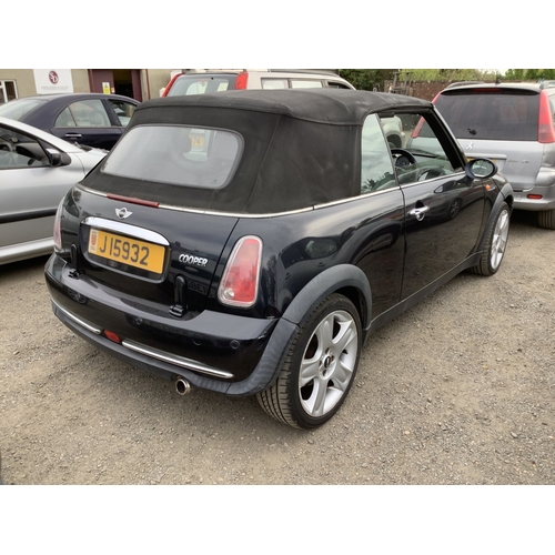 18 - A 2004 Mini Cooper 1.6 convertible J15932 (petrol/manual), odometer reading 30,084 miles - Trade car