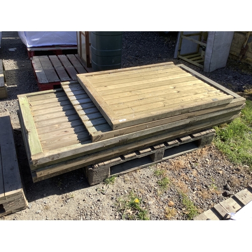 43 - Several wooden fencing panels