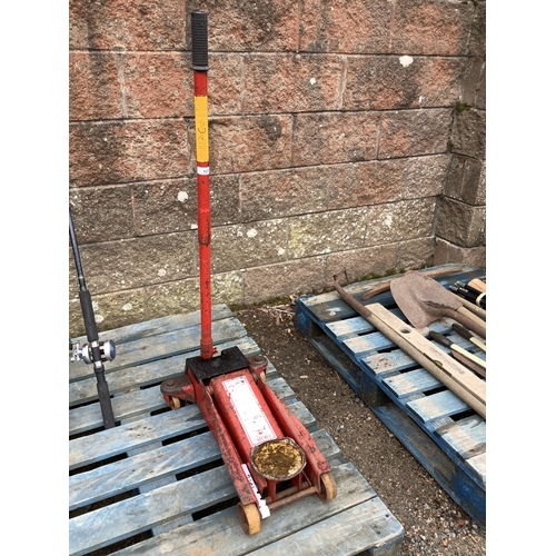 127 - A Sealey Viking 1.35 ton hydraulic trolley jack
