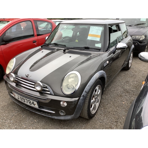 28 - A 2005 Mini Cooper Park Lane 1.6 three door hatchback J119784 (petrol/automatic), odometer reading 4... 