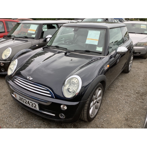 32 - A 2005 Mini Cooper 1.6 three door hatchback J102432 (petrol/automatic), odometer reading 65,159 mile... 