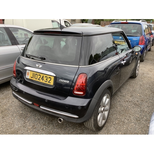 32 - A 2005 Mini Cooper 1.6 three door hatchback J102432 (petrol/automatic), odometer reading 65,159 mile... 