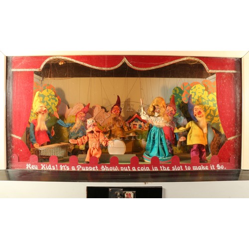 71 - Snow White & 7 Dwarves by Mayfield - coin operated amusement machine with animated puppets, in worki... 