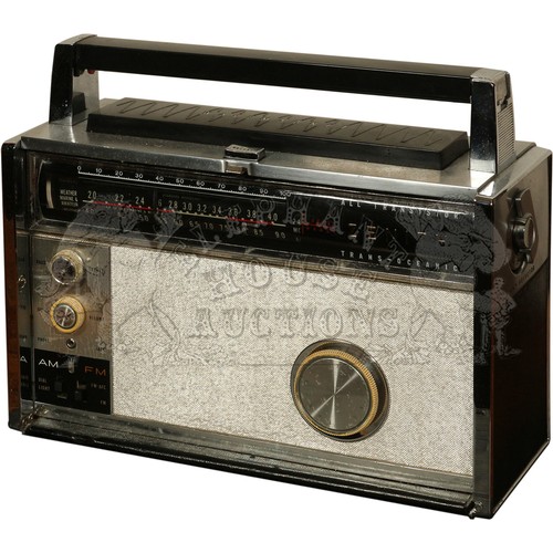 30 - Zenith Royal '3000' Trans-Oceanic Transistor Radio.32181