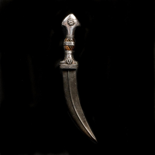 141 - An unusual Iraqi dagger shabriya (shibriyyah). Late 19th century, curved DE wootz blade 15cms with r... 