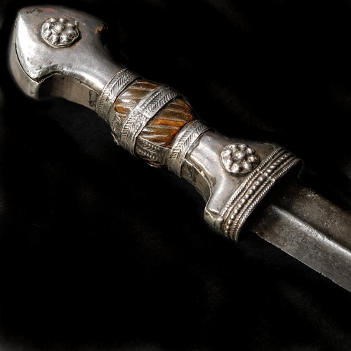 141 - An unusual Iraqi dagger shabriya (shibriyyah). Late 19th century, curved DE wootz blade 15cms with r... 