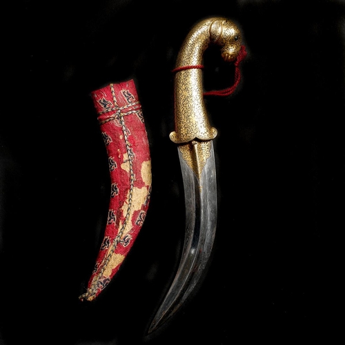 168 - An Indian dagger jambiya. Curved DE blade 19cms, nicely gold damascened at forte en suite with the i... 