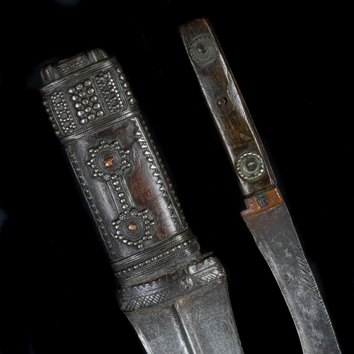 170 - A Yemeni dagger gusbi from the Hadhramaut. c.1900, broad curved DE blade 19cms with raised central r... 