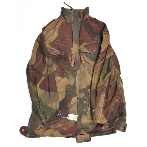 627 - A WWII Denison camouflage smock for airborne troops,  4 pockets, zip up to chest, with factory label... 