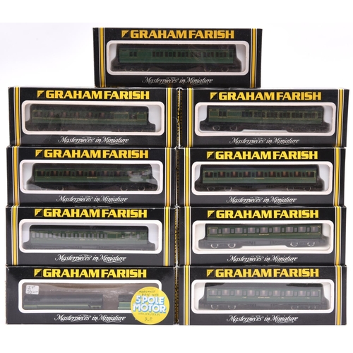 1008 - A quantity of Graham Farish N gauge Railway. A Southern Railway Merchant Navy 4-6-2 tender locomotiv... 