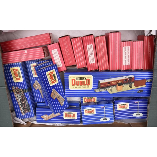 1044 - 23x Hornby Dublo 3-rail railway items. Including a BR Class 4MT 2-6-4T locomotive, 80054, in lined b... 