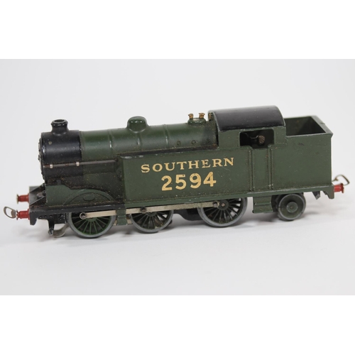 55 - A rare Hornby Dublo pre-war 3-rail SOUTHERN Class N2 0-6-2T locomotive (EDL7) 2594, in dark green/bl... 