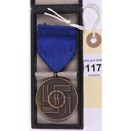 117 - A Third Reich SS bronze 8-year Service medal, with ribbon and pin, in its case with SS runes on the ... 