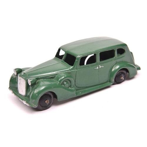 401 - An early Dinky Toys 39 Series Packard Super Eight (39a). An example in dark green with pale metallic... 