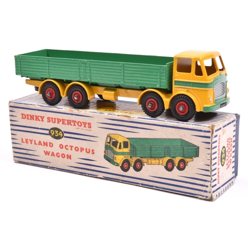 453 - Dinky Supertoys Leyland Octopus Wagon. (934). Example with yellow cab and chassis, with hook. Green ... 