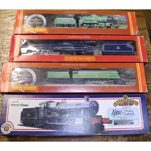 6 - 4x OO gauge railway tender locomotives. A Bachmann Branchline GWR Manor Class 4-6-0 loco, Bradley Ma... 