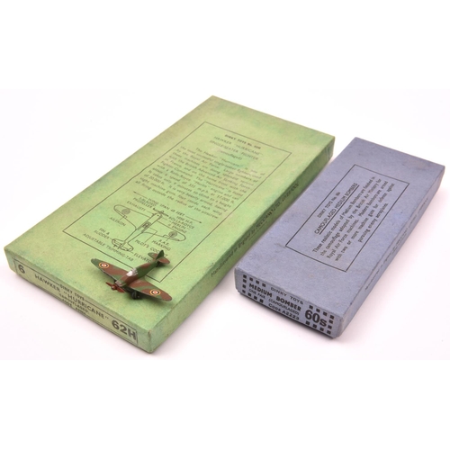 376 - 2x Dinky Toys aircraft set boxes. 60s; Medium Bomber aircraft, intended to hold 2x camouflaged examp... 